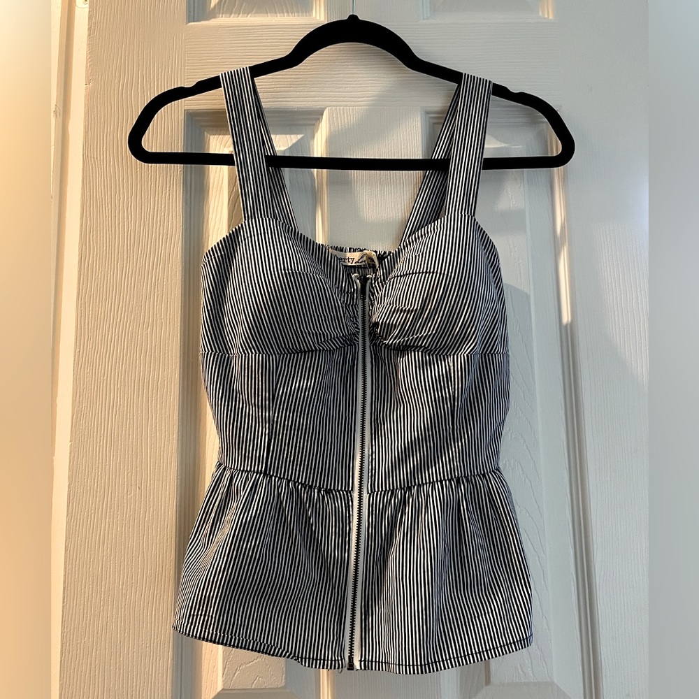 Small size. No bra needed with this too! Match it with jeans 👖